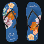 Bride Stamm Floral Etwas Blue Wedding Flip Flops<br><div class="desc">Dieses wünschenswerte Flip-Flops-Paar zeichnet sich durch ein ästhetisches Retro-Muster von wunderschönen Blume aus der Peonie auf dem blauen Hintergrund und durch die wechselnde Typografie "Bride Stamm" aus. Diese personalisierten und eleganten Flip Flops sind ein unvergessliches Geschenk für Hochzeitsfeier: Braut, Brautjungfrauen, Brautmutter, Trauzeugin... Sie fügen Ihrem Hochzeitstag, Junggeselinnen-Abschied oder anderen Feierlichkeiten...</div>