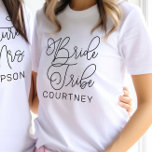 Bride Tribe Black Modern Script Custom Wedding T-Shirt<br><div class="desc">Modernes und lässiges schwarzes Kalligrafieschrift "Bride Tribe" Damenehehemmer-T-Shirt mit individuellem Text,  der für Ihre Brautparty-Crew personalisiert sein kann. Ideal für Ihre Brautjungfrauen,  um am Junggeselinnen-Abschied und am Hochzeitswochenende zu tragen!</div>