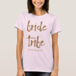 Bride Tribe Gold Glitzer Junggeselinnen-Abschied T-Shirt<br><div class="desc">Dieser Stamm-T - Shirt ist ideal,  um Junggeselinnen-Abschied zu feiern. Dieses rot-rosa Shirt besticht durch eine prägnante Schrift im Stil eines Imitats im Stil eines goldenen Glitzer. Personalisieren Sie diese T-Shirts mit dem Namen Ihres Empfängers auf der Vorderseite und der Braut und Bräutigam Namen und Hochzeitstag auf der Rückseite.</div>
