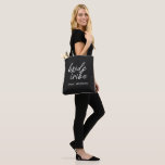 Bride Tribe | Hochzeit in Urlaubsort Bridesmaid<br><div class="desc">Einfache, moderne und stilvolle "Bride Tribe" Zitat-Tasche mit Schriftart in Schwarz und Weiß in einem trendigen Stil. Die Namen können mit den Namen Ihres Brautparty personalisiert werden. Man kann es für Braut, Brautmädchen, Blume oder die Mutter der Braut verwenden. Die koordinierenden Accessoires für Teambride funktionieren gut für ein Brautparty Vorschläge,...</div>