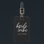 Bride Tribe | Hochzeit in Urlaubsort Flower Girl Gepäckanhänger<br><div class="desc">Einfache, moderne und stilvolle "Bride Tribe" Zitat-Tasche mit Schriftart in Schwarz und Weiß in einem trendigen Stil. Die Namen können mit den Namen Ihres Brautparty personalisiert werden. Man kann es für Braut, Brautmädchen, Blume oder die Mutter der Braut verwenden. Die koordinierenden Accessoires für Teambride funktionieren gut für ein Brautparty Vorschläge,...</div>