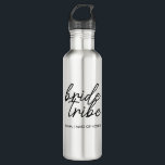 Bride Tribe | Modern Bridesmaid Personalisiert Edelstahlflasche<br><div class="desc">Einfache, moderne und stilvolle "Bride Tribe" zitieren Acryltumbler mit schwarz-weißem Script-Schriftart in trendigem Stil. Die Namen können mit den Namen Ihres Brautparty personalisiert werden. Man kann es für Braut, Brautmädchen, Blume oder die Mutter der Braut verwenden. Die koordinierenden Accessoires für Teambride arbeiten gut für ein Brautparty Vorschläge, Brautparty, Junggeselinnen-Abschied, die...</div>