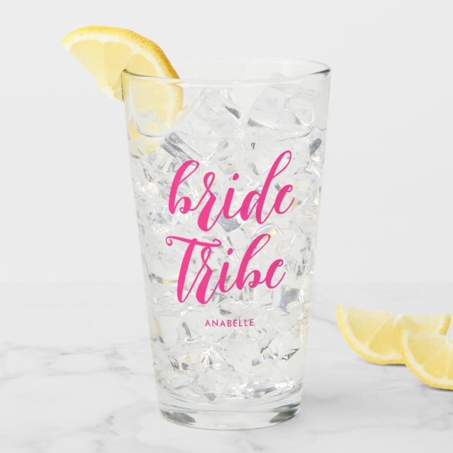 Bride Tribe Modern Script Hot Pink Bridesmaid Glas (Vorderseite Ice)