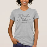 Bride Tribe Modern Script Individuelle Name Brides T-Shirt<br><div class="desc">Machen Sie sich bereit,  eine Brautjungfrau oder Trauzeugin mit diesem lässigen niedlichen Shirt zu sein: modernes Kalligrafieschrift in schwarz für "Brautstamm" und Ihren benutzerdefinierten Text für den Namen (oder löschen Sie dies,  wenn Sie ein Design ohne Namen bevorzugen). Große Shirts für ein Brautparty,  eine überhängende Vorschlagskiste oder einen Junggeselinnen-Abschied!</div>