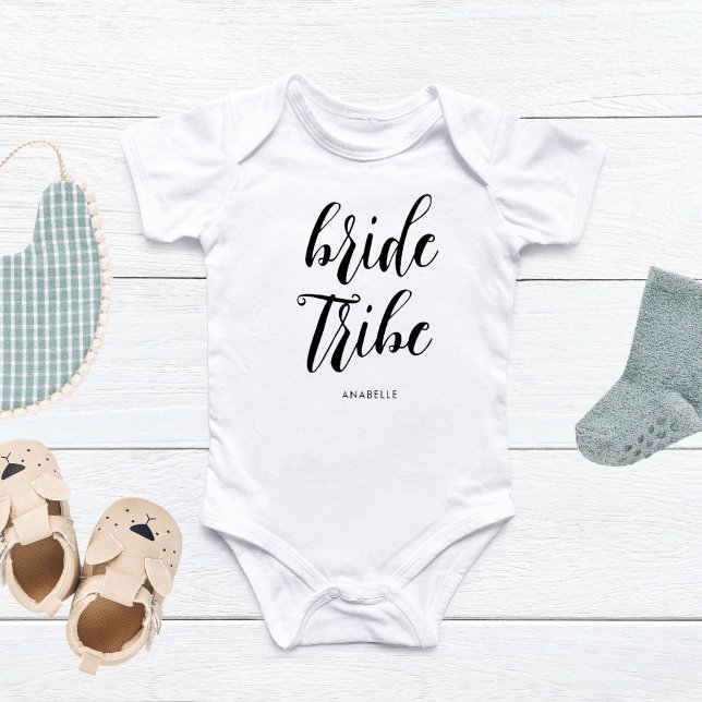 Bride Tribe Moderner Minimalistischer Junggeselinn Baby Strampler (bride tribe onesie modern minimalist script gift for baby )