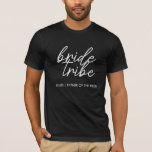 Bride Tribe | Moderner Vater der Braut T-Shirt<br><div class="desc">Einfaches, modernes und stilvolles "Bride Tribe"-Zitat mit schwarz-weißem Script-Schriftart im trendigen Stil. Die Namen können mit den Namen Ihres Brautparty personalisiert werden. Man kann es für Braut, Brautmädchen, Blume oder die Mutter der Braut verwenden. Die koordinierenden Accessoires für Teambride funktionieren gut für ein Brautparty Vorschläge, das Brautparty, Junggeselinnen-Abschied, die Probe...</div>