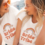 Bride Tribe Retro Groovy Daisy 70er Bachelorette T-Shirt<br><div class="desc">Viel Spaß beim Junggeselinnen-Abschied mit diesem coolen T - Shirt,  mit Retro Regenbogen,  Daisy,  Schriftart und individuellem Text Ihrer Wahl. Fügen Sie einfach Ihre eigenen Daten hinzu,  indem Sie auf die Option "Personalisieren" klicken.</div>