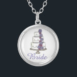 Bride Wedding Cake Brautparty Geschenk Necklace Versilberte Kette<br><div class="desc">Necklace zeigt eine originelle Marker-Abbildung eines gestuften Hochzeitstortes mit rosa und lila Zuckerguss Blume,  und BRIDE in einem hübschen lila Schriftart. Ein perfektes Geschenk für die Braut!</div>