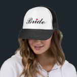 Bride Wedding Junggeselinnen-Abschied Brautparty Truckerkappe<br><div class="desc">Schönes,  elegantes Schwarz auf weißer Typografie-Skript,  rotes Herz,  stilvoll,  cool,  LKWer Mesh Hut,  für die Braut für Brautparty,  Junggeselinnen-Abschied,  Hochzeit.</div>