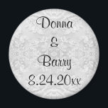 Bride Wedding Leace weiß Magnet<br><div class="desc">Eine wunderbare Serie von Produkten mit verschiedenen Stilrichtungen, Stickereien, Satin, Seide, Perlen, Nashörner und Juwelen aus Bildern von Hochzeitskleider. Einige haben ein deutlich Vintages Aussehen, während andere moderner im Design sind. Es gibt das zarte Aussehen von Spitzen, Plissierflächen auf Satin und Seide, eine feine Stickerei von Blume und Mustern. Einzigartige...</div>