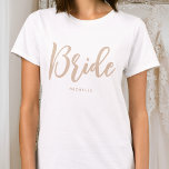 Bride Wedding Personalisiert Name Beige White T-Shirt<br><div class="desc">Feiern Sie die zukünftige Braut mit einem einzigartigen T - Shirt! Ein einfaches und stilvolles Design mit angesagten Schriftzeichen und personalisiert mit dem Namen, dem Hochzeitstag, dem Ort oder anderen Texten der Braut. Der T - Shirt ist in Beige und Weiß gehalten und eignet sich hervorragend für einen Junggeselinnen-Abschied, einen...</div>