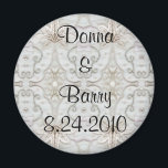 Bride Wedding Spitzen grau von weiß Magnet<br><div class="desc">Eine wunderbare Serie von Produkten mit verschiedenen Stilrichtungen, Stickereien, Satin, Seide, Perlen, Nashörner und Juwelen aus Bildern von Hochzeitskleider. Einige haben ein deutlich Vintages Aussehen, während andere moderner im Design sind. Es gibt das zarte Aussehen von Spitzen, Plissierflächen auf Satin und Seide, eine feine Stickerei von Blume und Mustern. Einzigartige...</div>