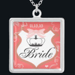 Bride's Nekklace Versilberte Kette<br><div class="desc">Wedding Keepake Wedding Party Necklaces - um die Hintergrundfarbe zu ändern - klicken Sie auf anpassen - klicken Sie auf Bearbeiten - wählen Sie das letzte Tool aus dem Drop-Down-Menü und wählen Sie eine der angezeigten Farben aus oder geben Sie Ihren RGB-Hex-Code für Ihre Hochzeitfarbe ein. Um die Schriftart-Farbe zu...</div>