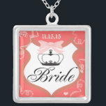 Bride's Nekklace Versilberte Kette<br><div class="desc">Wedding Keepake Wedding Party Necklaces - um die Hintergrundfarbe zu ändern - klicken Sie auf anpassen - klicken Sie auf Bearbeiten - wählen Sie das letzte Tool aus dem Drop-Down-Menü und wählen Sie eine der angezeigten Farben aus oder geben Sie Ihren RGB-Hex-Code für Ihre Hochzeitfarbe ein. Um die Schriftart-Farbe zu...</div>