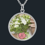 Bride's Wedding Bouquet Foto Monogramm Keepake Sterling Silberkette<br><div class="desc">Passen Sie dieses Design heute an! Dieses Geschenk ist perfekt für den besondere Anlass.
 Kommen Sie zum Karo aus unserem Geschäft,  für alle unsere coolen Designs.</div>