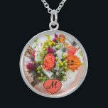 Brides Wedding Bouquet Foto-Monogramm Keepake Sterling Silberkette<br><div class="desc">Passen Sie dieses Design noch heute an! Dieses Geschenk eignet sich hervorragend für den besondere Anlass. Kommen Sie Karo aus unserem Geschäft,  für alle unsere coolen Designs.</div>