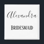 Bridesmaid Black and White cursive Magnet<br><div class="desc">Gib deiner Brautjungfrau einen personalisierten Kühlschrank-Magneten für Keepake. Ihr Name wird in schwarzem kursiven Schriftart mit "Bridesmaid" in gedruckter Form erscheinen. So schön anpassen Sie Ihre noch heute!</div>