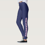 Bridesmaid Bridal Squad Junggeselinnen-Abschied Bl Leggings<br><div class="desc">Diese marineblauen Leggings sind für den ultimativen Hochzeitsspass konzipiert und zeichnen sich durch fette "BRIDESMAID"-Schriften in sanftem Rosa am Bein aus. Egal ob Sie sich bereit machen, Bestellungen ausführen oder einfach nur mit dem Brautparty unterhalten, diese Leggings bieten eine perfekte Mischung aus Komfort und Stil. Sie sind aus weichem, dehnbarem...</div>