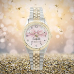 Bridesmaid-Bug rot rosa Name Armbanduhr<br><div class="desc">Ein weicher,  rot-rosa Hintergrund. Mit einem großen Bogen dekoriert. Personalisieren Sie den Namen Ihrer Brautjungfrau und fügen Sie ihn hinzu. Schwarzes handgeschriebenes Stilskript.</div>