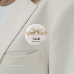 Bridesmaid-Bugbeige Button<br><div class="desc">Beige,  cremefarbene Unterlage. Mit einem großen Bogen dekoriert. Personalisieren Sie den Namen Ihrer Brautjungfrau und fügen Sie ihn hinzu. Schwarzes handgeschriebenes Stilskript.</div>