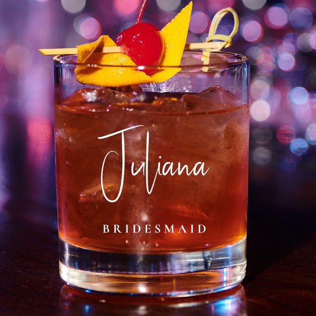 Bridesmaid Chic White Script Monogram Wedding Whiskyglas (Von Creator hochgeladen)