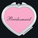 Bridesmaid Compact Mirror Taschenspiegel<br><div class="desc">Kompakter Spiegel in Herzform mit rosa Hintergrundfarbe mit schwarzem Bridesmaid-Text. Passen Sie dieses Objekt an oder kaufen Sie,  wie es ist.</div>