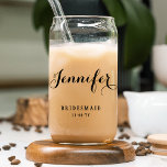 Bridesmaid Custom Personalisiert Name Wedding Part Dosenglas<br><div class="desc">Bridesmaid Custom Personalisiert Name Wedding Party Can Glass zeigt den Namen Ihrer Brautjungfrau in elegantem Kalligraphieskript mit dem Text "Bridesmaid" und Ihrem Hochzeitstag unten. Maßgeschneidert für Ihre Brautmädchen. Das ist ein fabelhaftes Brautjunggeschenk oder Gastgeschenk Hochzeit. Designed by ©2025 Evco Studio www.zazzle.com/store/evcostudio</div>