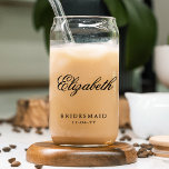 Bridesmaid Custom Personalisiert Name Wedding Part Dosenglas<br><div class="desc">Bridesmaid Custom Personalisiert Name Wedding Party Can Glass zeigt den Namen Ihrer Brautjungfrau in elegantem Kalligraphieskript mit dem Text "Bridesmaid" und Ihrem Hochzeitstag unten. Maßgeschneidert für Ihre Brautmädchen. Das ist ein fabelhaftes Brautjunggeschenk oder Gastgeschenk Hochzeit. Designed by ©2025 Evco Studio www.zazzle.com/store/evcostudio</div>