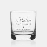 Bridesmaid Custom Personalisiert Name Wedding Part Whiskyglas<br><div class="desc">Bridesmaid Custom Personalisiert Name Wedding Party Wiskey Glass Rocks Glass zeigt den Namen Ihrer Brautjungfrau mit den Namen des Brautpaares und dem Hochzeitstag mit einem kleinen Herz der Liebe. Maßgeschneidert für Ihre Brautmädchen. Das ist ein fabelhaftes Brautjungmittel oder eine Gastgeschenk Hochzeit. Designed by ©2024 Evco Studio www.zazzle.com/store/evcostudio</div>