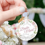 Bridesmaid Elegant Rosa Blumenzeremonie Schlüsselanhänger<br><div class="desc">Diese Schlüsselanhänger sind so konzipiert, dass sie den Hochzeitsjungfrauen bei ihrer Hochzeitsfeier einen Vorzug geben. Sie sind in rustikalem, handgemalten Aquarellbild gehalten und mit einem blumengeschmückten Kranz in Rosa, Korallen, Lila, Minze, Moos und Salbei-Grün gestaltet. Der Text ist in eleganten Schriftzeichen geschrieben, und es gibt Platz für ihren Namen und...</div>