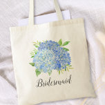 Bridesmaid Floral Blue Hydrangea Foliage Tragetasche<br><div class="desc">Diese überdachte Tasche ist mit einer Aquarellblauen Hydrangea und grünem Blattdesign ausgestattet. Man kann es mit einem Namen personalisieren. Besuchen Sie unseren Shop oder unsere Kollektionsseiten für weitere Produkte mit diesem Design,  das Sie für Ihre Bedürfnisse anpassen können.</div>