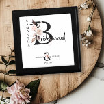 Bridesmaid Floral Letter Boho Wedding Keepake Erinnerungskiste<br><div class="desc">Halten Sie die Geschenkboxen, um für Ihre Brautjungfrau zu personalisieren. Bridesmaid wird mit neutralen Boho Blumenbriefen und handgeschriebenen Schriften geschrieben. Sie können auch den Namen der Braut und Bräutigam und ihren Hochzeitstag hinzufügen, der einen koordinierenden Blumenampersand umrahmt. Eine schöne Hochzeitsfeier, die für eine Hochzeit im Herbst, eine Blumenhochzeit, eine Hochzeitsfeier...</div>