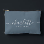 Bridesmaid Geschenk Druckausschnitt Nähzubehör Sch Zubehörtasche<br><div class="desc">Diese Bridesmaid-Accessoires-Tasche enthält eine handgeschriebene weiße Skripttypografie mit Swashes auf einem schieferblauen Hintergrund. Präsentieren Sie Ihre Brautjungfrauen mit einer Toilettentasche für ihr Schminken und kleinen Gegenständen,  die traditionell am Probe-Dinner präsentiert werden,  für den Einsatz am frühen Morgen vor der Hochzeit.</div>