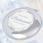 Bridesmaid-Geschenk Dusty Blue & Silver Lace Taschenspiegel<br><div class="desc">Diese kompakten Spiegel sind so konzipiert, dass sie den Brautmädchen in Ihrer Hochzeitsfeier einen Vorzug geben. Sie zeichnen sich durch ein schlichtes und dennoch elegantes Design mit weißem Hintergrund, staubigen blauen Schriftzeichen und einem silbergrauen Imitat aus, das den Blumenrahmen abbildet. Ein perfekter Weg, um Ihren Hochburgen zu danken, dass sie...</div>