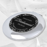 Bridesmaid Geschenk Elegantes Schwarzes & Silberes Taschenspiegel<br><div class="desc">Diese kompakten Spiegel sind so konzipiert, dass sie den Brautmädchen in Ihrer Hochzeitsfeier einen Vorzug geben. Sie zeichnen sich durch ein schlichtes, aber dennoch elegantes Design aus: klassischer schwarzer Hintergrund, Schriftzeichen und eine silbergraue Imitat-Folie mit Blumenrahmen. Ein perfekter Weg, um Ihren Hochburgen zu danken, dass sie Teil Ihres besonderen Tages...</div>