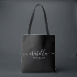 Bridesmaid Geschenk Personalisiert Black<br><div class="desc">Diese Bridesmaid-Accessoires-Tasche enthält eine handgeschriebene weiße Skripttypografie mit Swashes auf schwarzem Hintergrund. Präsentieren Sie Ihre Brautjungfrauen mit einer Tasche für kleine Gegenstände,  die traditionell am Probe-Dinner präsentiert werden,  für die Verwendung am frühen Morgen vor der Hochzeit.</div>