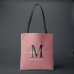 Bridesmaid-Geschenk Schwarz-weiße Monogramm Dusty-<br><div class="desc">Diese Bridesmaid Tote-Tasche ist mit einem handgeschriebenen Monogramm aus weißer und schwarzer Schrift mit Schrägstrichen auf einem staubigen Hintergrund für die Rose ausgestattet. Präsentieren Sie Ihre Brautjungfrauen mit einer Tasche für die Beförderung von Gegenständen am Tag der Hochzeit,  und traditionell am Probe-Dinner oder vorher präsentiert.</div>