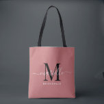 Bridesmaid-Geschenk Schwarz-weiße Monogramm Dusty-<br><div class="desc">Diese Bridesmaid Tote-Tasche ist mit einem handgeschriebenen Monogramm aus weißer und schwarzer Schrift mit Schrägstrichen auf einem staubigen Hintergrund für die Rose ausgestattet. Präsentieren Sie Ihre Brautjungfrauen mit einer Tasche für die Beförderung von Gegenständen am Tag der Hochzeit,  und traditionell am Probe-Dinner oder vorher präsentiert.</div>