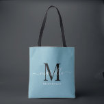 Bridesmaid Geschenk White Black Monogram Dusty Blu<br><div class="desc">Diese Bridesmaid Tote-Tasche ist mit einem handgeschriebenen Monogramm aus weißen und schwarzen Schriftzeichen mit Schrägstrichen auf einem staubblauen Hintergrund ausgestattet. Präsentieren Sie Ihre Brautjungfrauen mit einer Tasche für die Beförderung von Gegenständen am Tag der Hochzeit,  und traditionell am Probe-Dinner oder vorher präsentiert.</div>