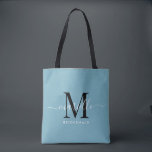 Bridesmaid Geschenk White Black Monogram Dusty Blu<br><div class="desc">Diese Bridesmaid Tote-Tasche ist mit einem handgeschriebenen Monogramm aus weißen und schwarzen Schriftzeichen mit Schrägstrichen auf einem staubblauen Hintergrund ausgestattet. Präsentieren Sie Ihre Brautjungfrauen mit einer Tasche für die Beförderung von Gegenständen am Tag der Hochzeit,  und traditionell am Probe-Dinner oder vorher präsentiert.</div>