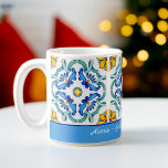 Bridesmaid Geschenke favorisiert blau Majolica Fli Kaffeetasse<br><div class="desc">Bridesmaid Geschenke favorisiert blaue Majolica Fliesen Custom personalisiert Name Tasse. Schöne,  leuchtend lebendige Farben machen aus einem wunderbaren Sake-Geschenk für Ihre besonderen Freunde.</div>