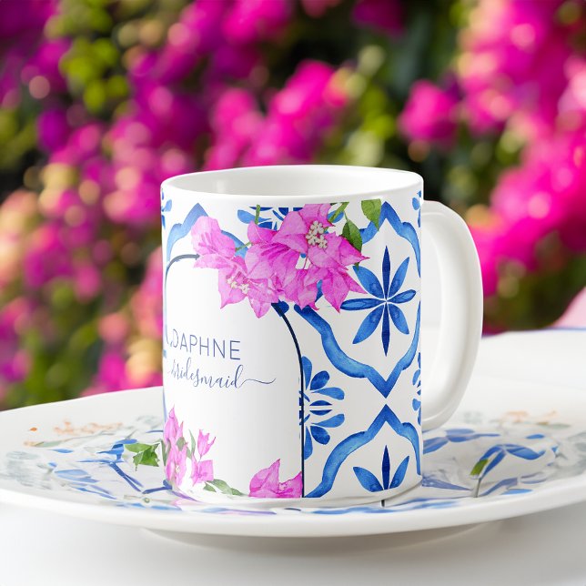 Bridesmaid gibt blauen Fliesen Bougainvilleas Gewo Kaffeetasse (Bridesmaid gifts blue tiles bougainvilleas custom coffee mug personalized name mug bridal party favo)