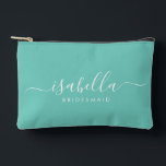 Bridesmaid Gift Blue Aqua Zubehörtasche<br><div class="desc">Diese Bridesmaid Dopp-Kit Zubehör-Tasche verfügt über eine handgeschriebene weiße Skripttypografie mit Swashes auf Mitternacht oder aqua Hintergrund. Präsentieren Sie Ihre Brautjungfrauen mit einer Toilettentasche für ihr Schminken und kleinen Gegenständen,  die traditionell am Probe-Dinner präsentiert werden,  für den Einsatz am frühen Morgen vor der Hochzeit.</div>