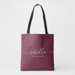 Bridesmaid Gift Burgundy Personalisiert<br><div class="desc">Diese Bridesmaid-Accessoires-Tasche enthält eine handgeschriebene weiße Skripttypografie mit Swashes auf bordeauxfarbenem Hintergrund. Präsentieren Sie Ihre Brautjungfrauen mit einer Tasche für kleine Gegenstände,  die traditionell am Probe-Dinner präsentiert werden,  für die Verwendung am frühen Morgen vor der Hochzeit.</div>