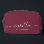 Bridesmaid Gift Burgundy Waschbeutel<br><div class="desc">Diese Bridesmaid-Accessoires-Tasche enthält eine handgeschriebene weiße Skripttypografie mit Swashes auf karamelllem Hintergrund. Präsentieren Sie Ihre Brautjungfrauen mit einer Toilettentasche für ihr Schminken und kleinen Gegenständen,  die traditionell am Probe-Dinner präsentiert werden,  für den Einsatz am frühen Morgen vor der Hochzeit.</div>