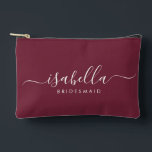 Bridesmaid Gift Burgundy Zubehörtasche<br><div class="desc">Diese Bridesmaid-Accessoires-Tasche enthält eine handgeschriebene weiße Skripttypografie mit Swashes auf bordeauxfarbenem Hintergrund. Präsentieren Sie Ihre Brautjungfrauen mit einer Toilettentasche für ihr Schminken und kleinen Gegenständen,  die traditionell am Probe-Dinner präsentiert werden,  für den Einsatz am frühen Morgen vor der Hochzeit.</div>