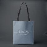 Bridesmaid Gift Dusty Blue<br><div class="desc">Diese Bridesmaid-Accessoires-Tasche enthält eine handgeschriebene weiße Skripttypografie mit Swashes auf einem schieferblauen Hintergrund. Präsentieren Sie Ihre Brautmädchen mit einer Tasche für ihre kleinen Gegenstände. Traditionell präsentiert bei der Probe Abendessen, für den Einsatz am frühen Morgen vor der Hochzeit.</div>