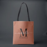 Bridesmaid Gift Gold Black Monogram Terracotta<br><div class="desc">Diese Bridesmaid Tote-Tasche ist mit einem handgeschriebenen Monogramm aus weißer und schwarzer Schrift mit Wimpern auf Terrakotta-Hintergrund ausgestattet. Präsentieren Sie Ihre Brautjungfrauen mit einer Tasche für die Beförderung von Gegenständen am Tag der Hochzeit,  und traditionell am Probe-Dinner oder vorher präsentiert.</div>