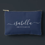 Bridesmaid Gift Midnight Blue Zubehörtasche<br><div class="desc">Diese Bridesmaid-Accessoires-Tasche enthält eine handgeschriebene weiße Skripttypografie mit Swashes auf Mitternacht oder marineblau Hintergrund. Präsentieren Sie Ihre Brautjungfrauen mit einer Toilettentasche für ihr Schminken und kleinen Gegenständen,  die traditionell am Probe-Dinner präsentiert werden,  für den Einsatz am frühen Morgen vor der Hochzeit.</div>