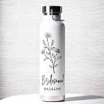 Bridesmaid Hand Scripting Name Floral Bachelorette Trinkflasche<br><div class="desc">Feiern Sie stilvoll mit unserem Namen Hand Scripted Bachelorette Brautparty Thermal Wine Tumbler. Mit seinem eleganten, personalisierten Drehbuch-Design ist dieser Schuster ideal, um Getränke während Ihrer Brautfeierlichkeiten bei optimaler Temperatur behalten. Aus hochwertigen, isolierten Materialien gefertigt, ist es genauso praktisch wie schick. Ideal für Junggeselinnen-Abschiede, Brautpartys oder als nachdenkliches Geschenk verbindet...</div>
